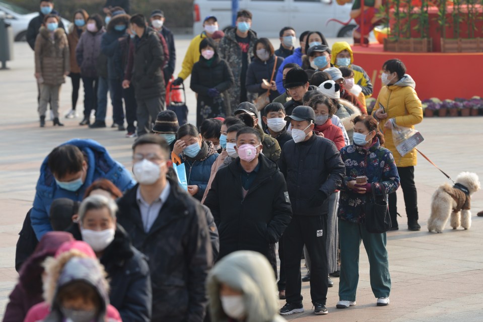  More people have been infected with coronavirus in mainland China than during the SARS outbreak, image shows people lining up outside a chemist in China