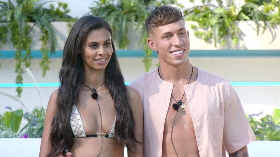  Sophie and Connor on Love Island