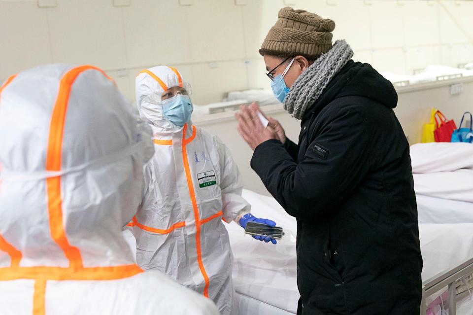  A patient infected with the novel coronavirus expresses gratitude to medical staff at a makeshift hospital converted from an exhibition center in Wuhan