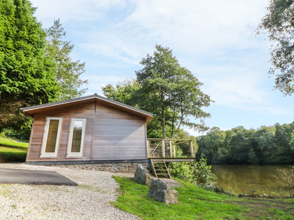 No10 Water’s Edge has a serene atmosphere and a hot tub with views across the lake