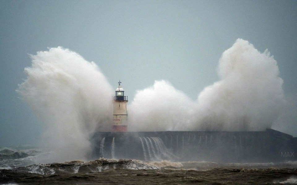 Huge waves smash in to Newhaven Lighthouse