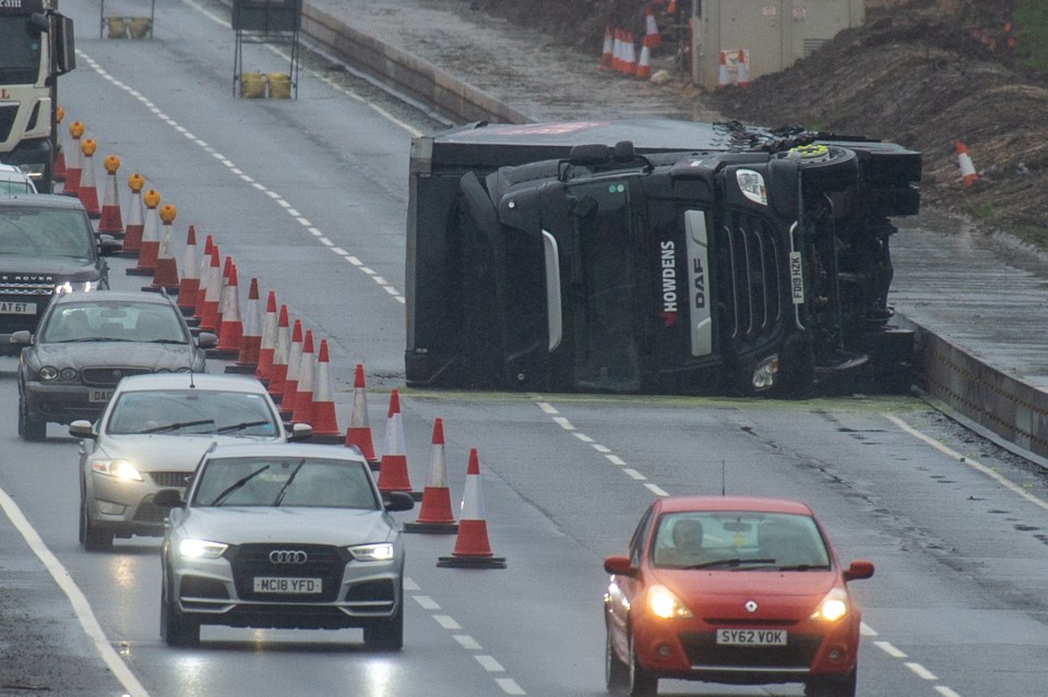  Strong winds brought about by Winter Storm Ciara have caused a lorry to blow over on the M1 carriageway Southbound between Junction 15 and Junction 14 in Milton Keynes