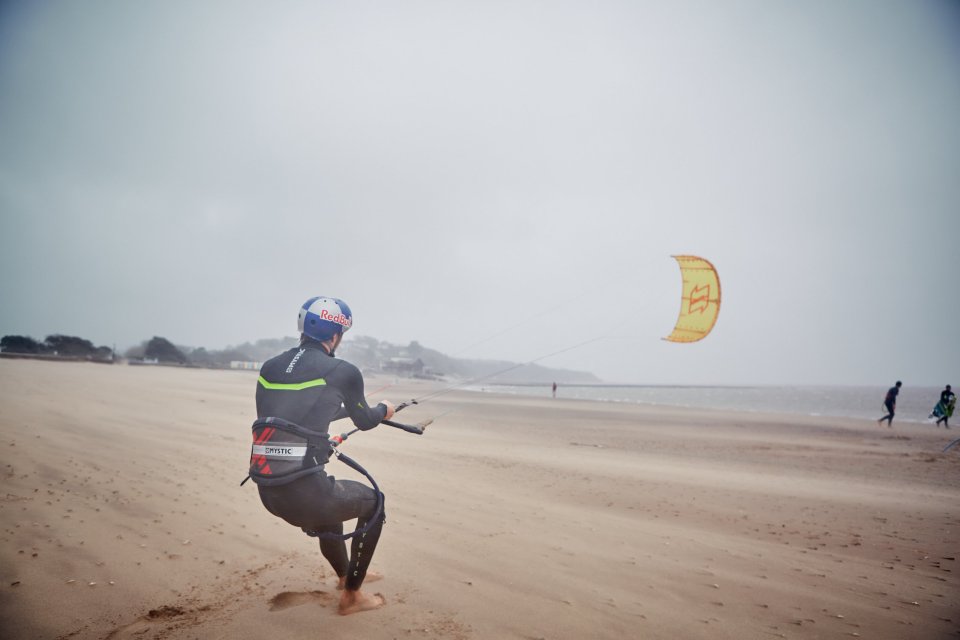  Kitesurfer Tom Bridge ready for some seriously big air at Exmouth Beach, South Devon