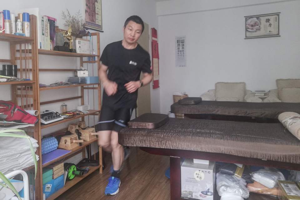  Pan Shancu runs in his bedroom in Hangzhou to pass the time