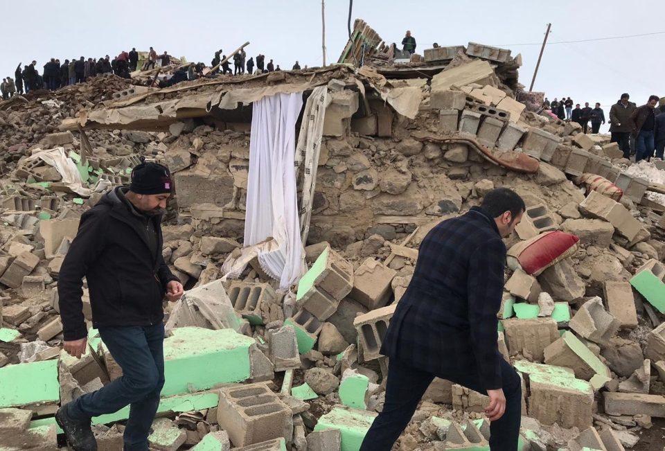  At least nine people were killed and five others injured on Sunday in eastern Turkey when an earthquake hit the border region with Iran