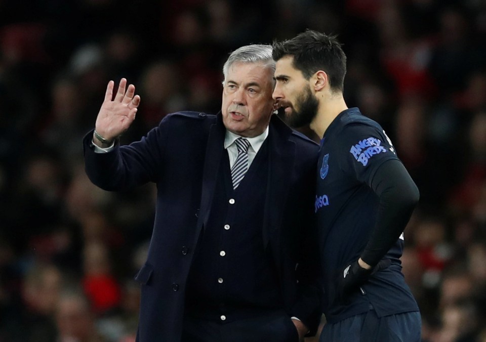  Andre Gomes talks to Everton boss Carlo Ancelotti as he prepares to make his return