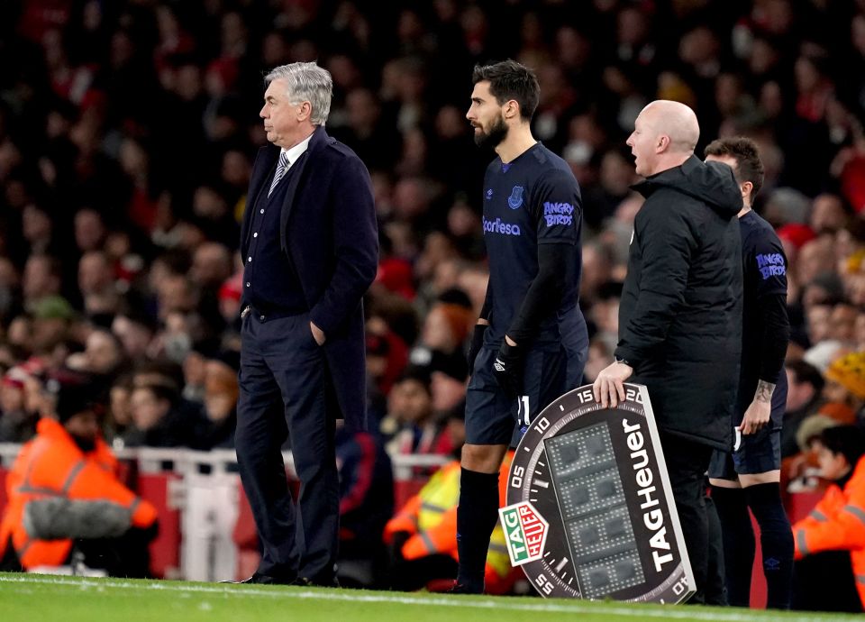  Andre Gomes waits to come on as a substitute for Everton against Arsenal at the Emirates in the Premier League