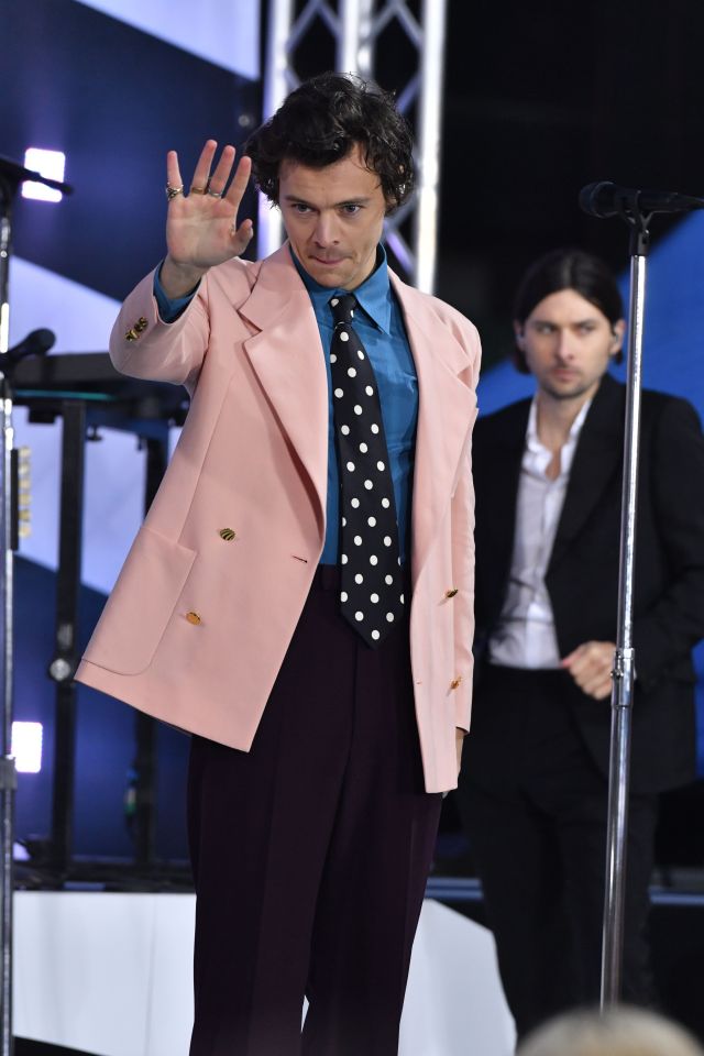  Harry Styles looks like he’d borrowed his dad’s suit and tie on US telly