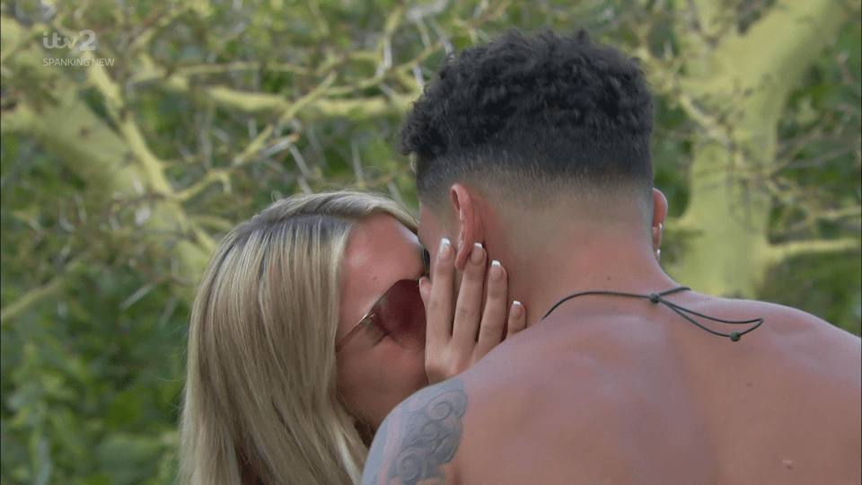  The hot new couple shared two snogs during last night's challenge