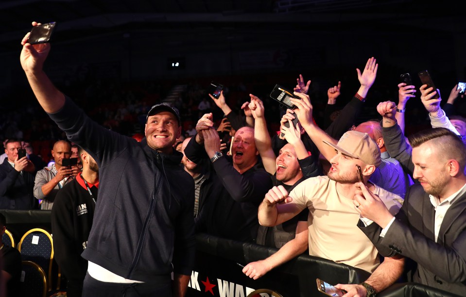  Tyson Fury's mum does not understand why he is so famous and asks the world champion why so many people ask him for photographs and autograph