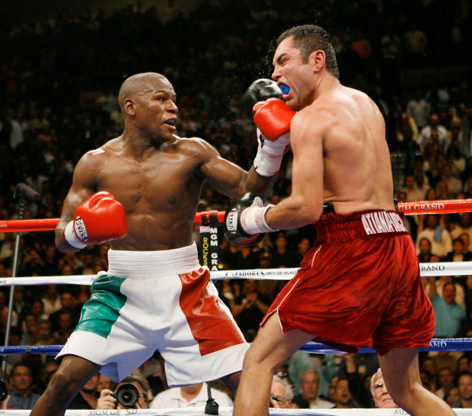  Floyd Mayweather lands a punch on Oscar De La Hoya during their 2007 bout