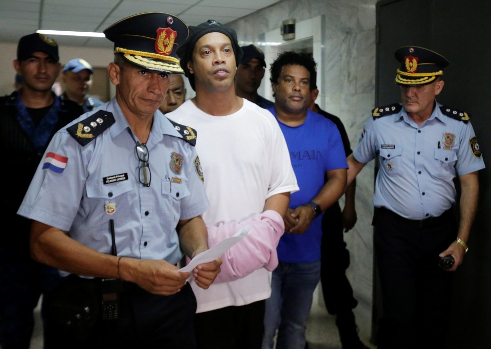  Ronaldinho covered his handcuffs with a jumper while at Paraguay's Supreme Court