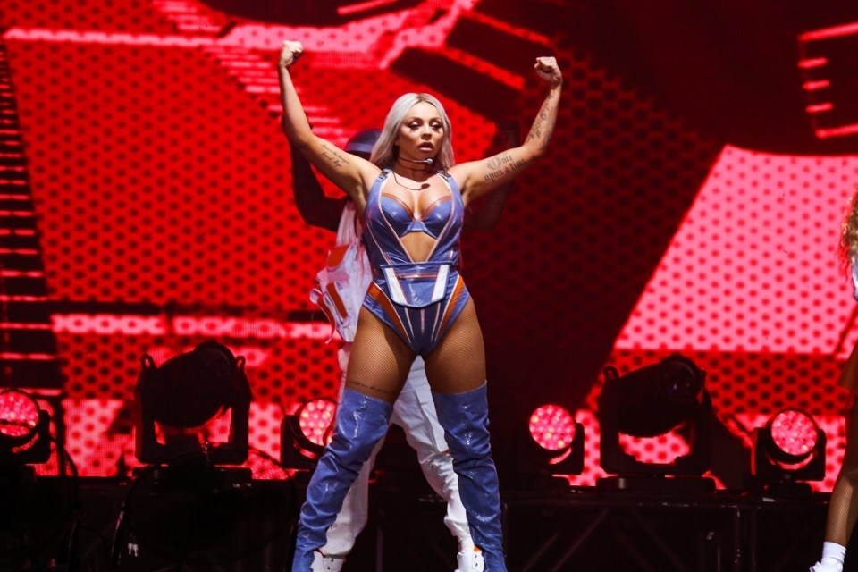  Jesy Nelson wore this incredible blue and orange outfits for the performance