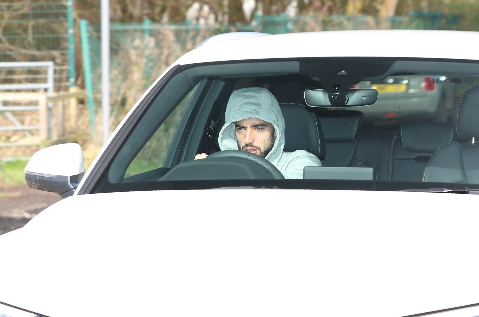  Bruno Fernandes pulled up with a hoodie over his head