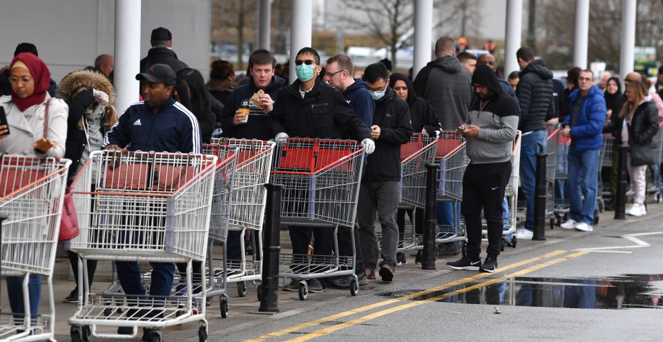 Hoarders have continued to ignore warnings by ministers and food bosses not to stockpile as they headed to shops today