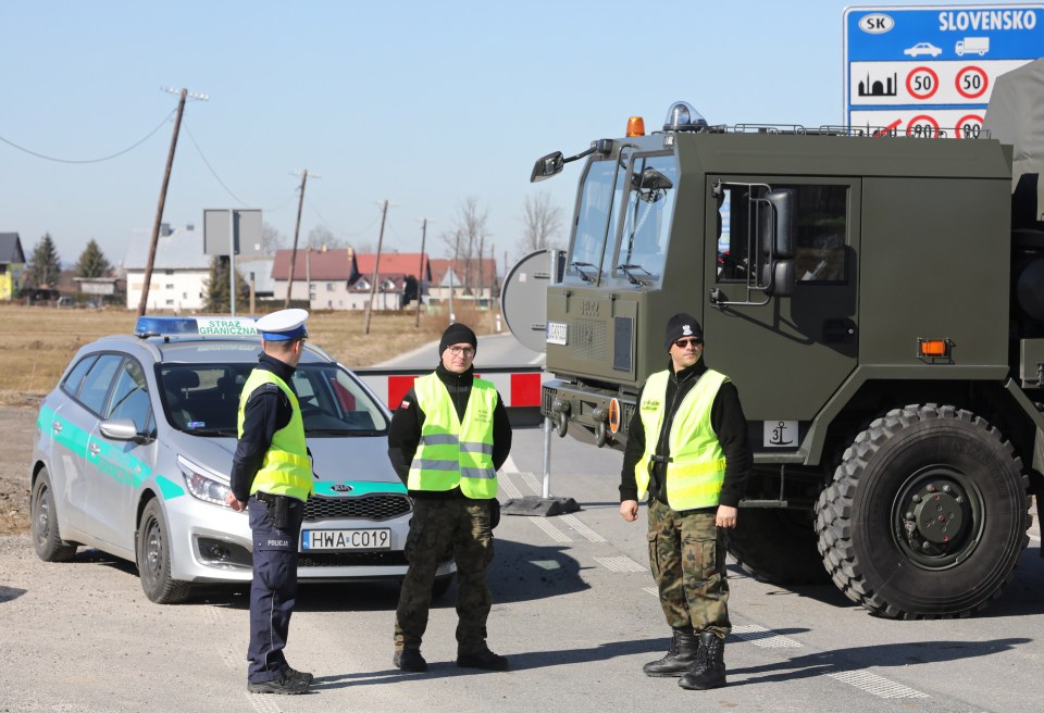  Polish cops completely sealed off this border crossing with Slovakia