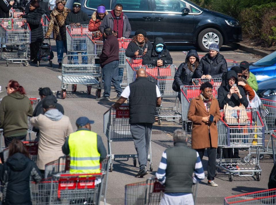  Supermarkets are recruiting thousands of extra staff to cope