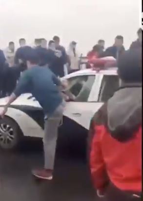  Angry mobs attacked police near China's coronavirus epicentre Wuhan on Friday