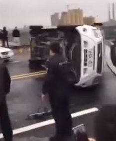  Crowds in Hubei Province overturned police vehicles as they tried to storm lines of cops guarding a bridge