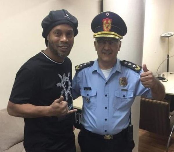  Arresting officers still found time to pose for a picture with Ronaldinho