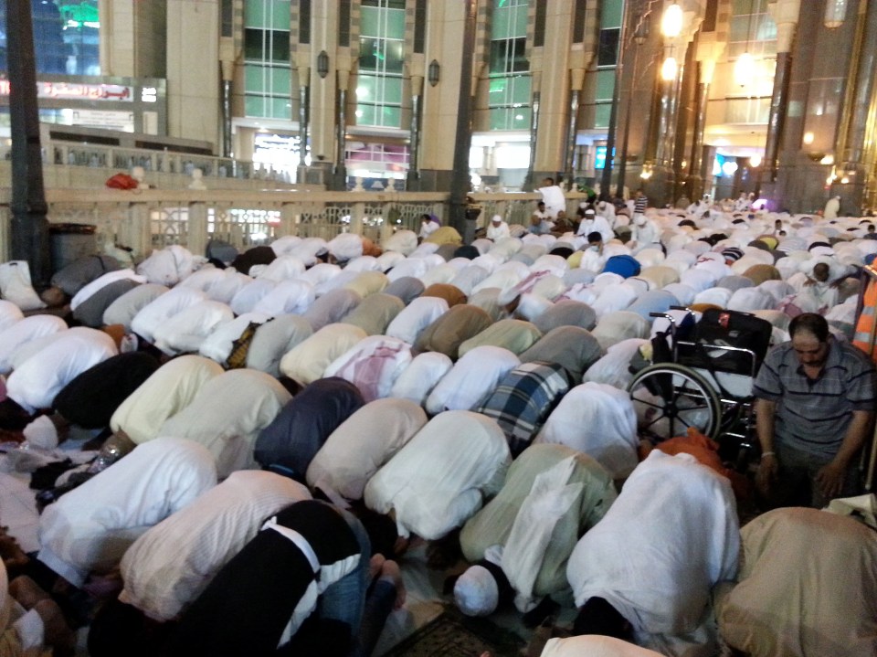  Muslims perform prayer at the Masjid al-Haram