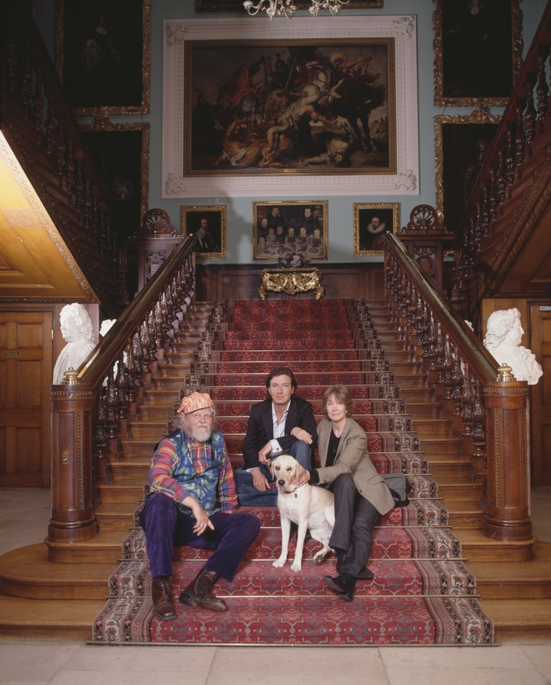  Alexander Thynn, 7th Marquess of Bath, with his wife Anna Gael Thynn and their son Ceawlin Thynn, Viscount Weymouth, at Longleat, the family seat