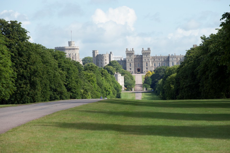  The Queen normally invites the rest of her family to spend the weekend at Windsor Castle to enjoy Easter