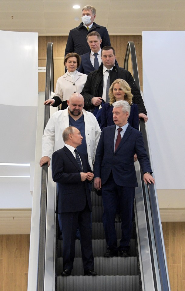  Putin toured Moscow's main coronavirus hospital while not wearing protective gear