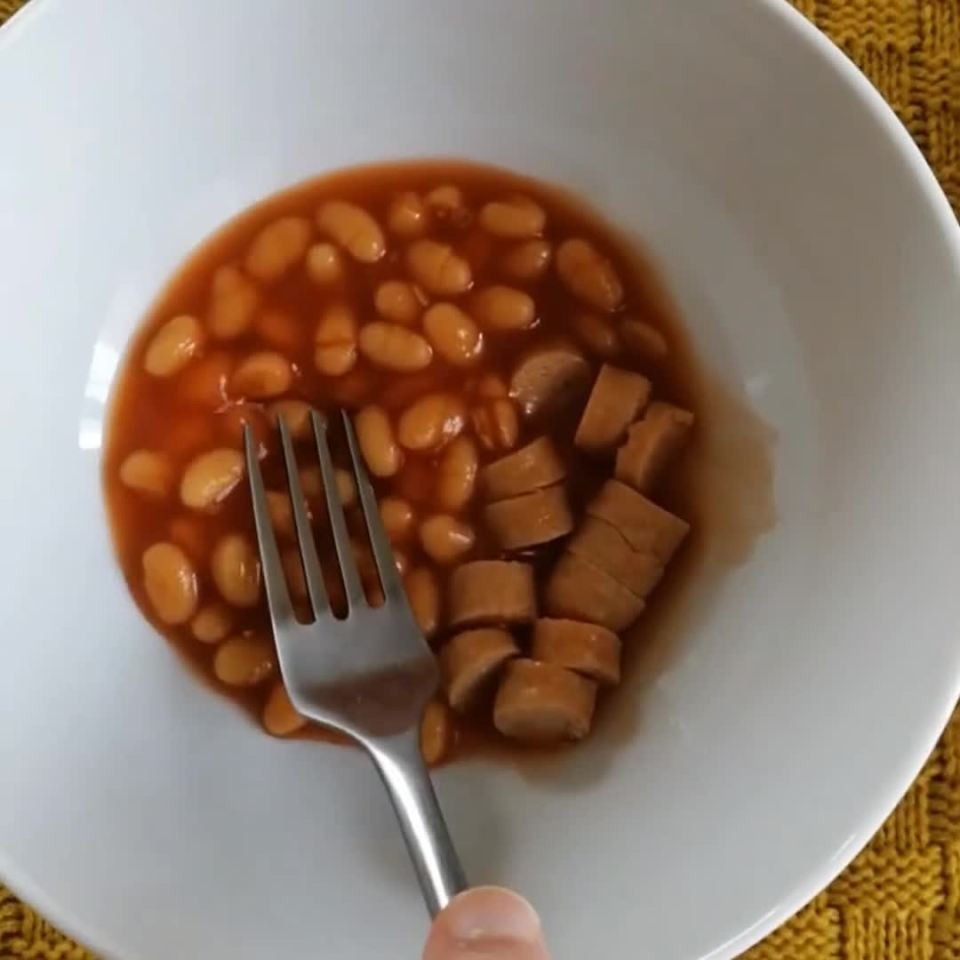 First you need to mix the sausage and the beans well together in a bowl