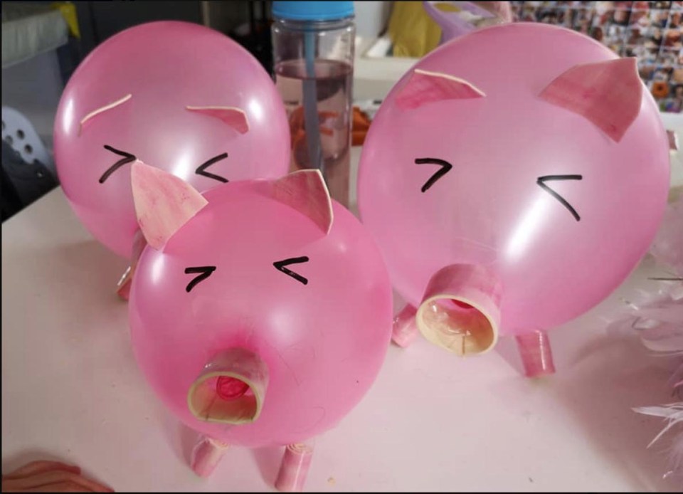 Pink balloons and foam were used to make the pigs