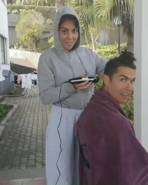  Cristiano Ronaldo decided to let his stunning partner Georgina Rodriguez shave his head