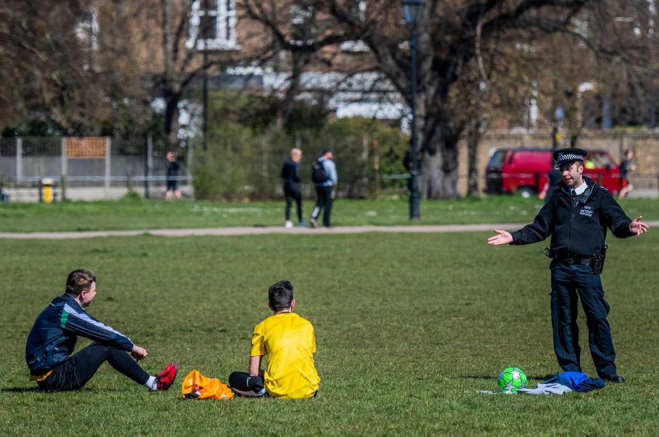  Police were forced to remind Brits of their social distancing responsibilities on Clapham Common