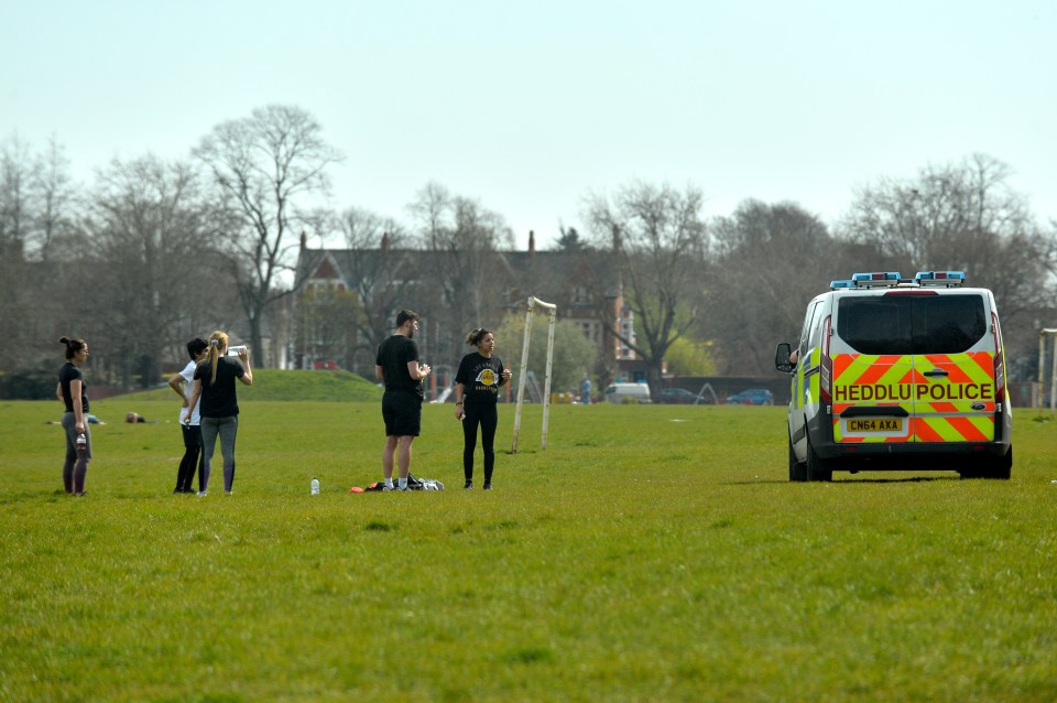  Police to speak to people in Roath Park in Cardiff after appearing to not follow social distancing rules