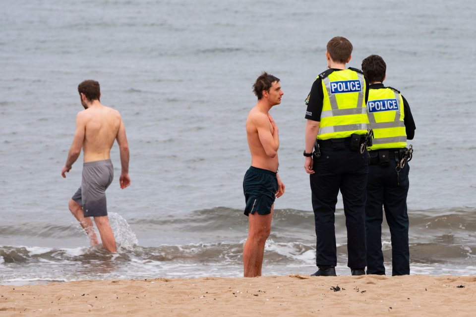  Swimmers were scolded by police officers