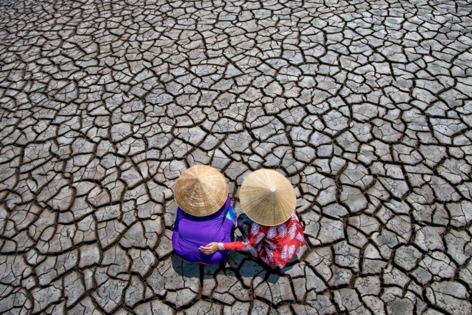  This photo is called '2 farmer-ladies grapple with the effect of drought on their farmlands' by @teochinleong78