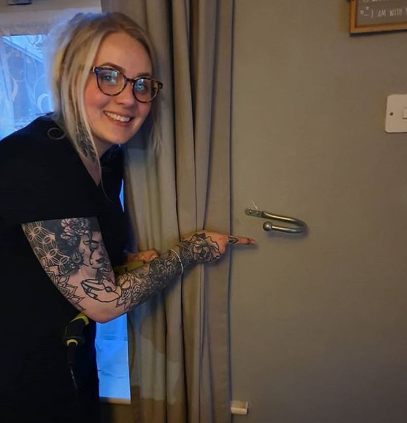  An unimpressed homeowner shared a snap of her friend proudly pointing at the curtain hook she had put up.. the wrong way around