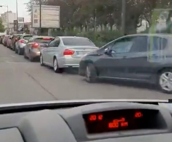  The rush for McDonald's caused a huge traffic jam when restaurants reopened in France