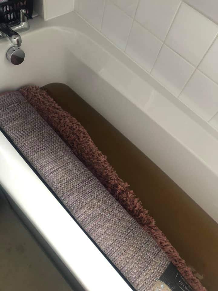 Laura put her pink rug in the bath for a soak - which saw the water turn a murky brown