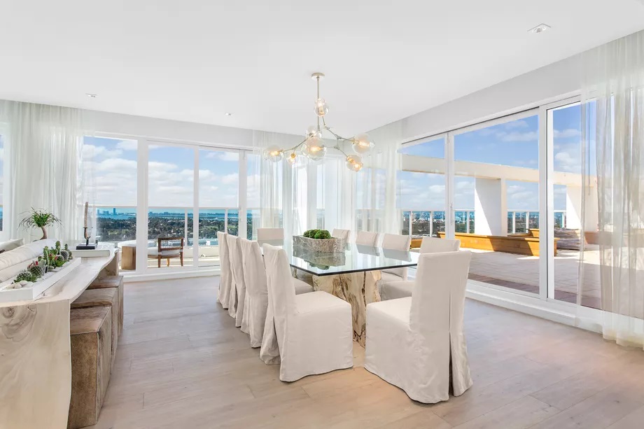  The floor-to-ceiling windows make it a bright apartment