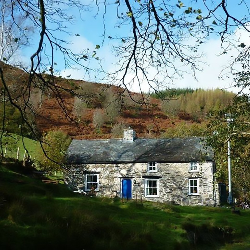  And accompanied by their respective partners, Plant and Page holed up in the house in Snowdonia National Park