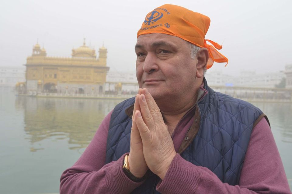  Indian Bollywood actor Rishi Kapoor pays respect at the Sikh Golden Temple in Amritsar in 2016