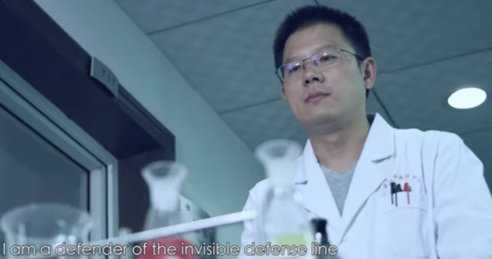  The film features virologist Tian Junhua and other scientists who gather bats from caves