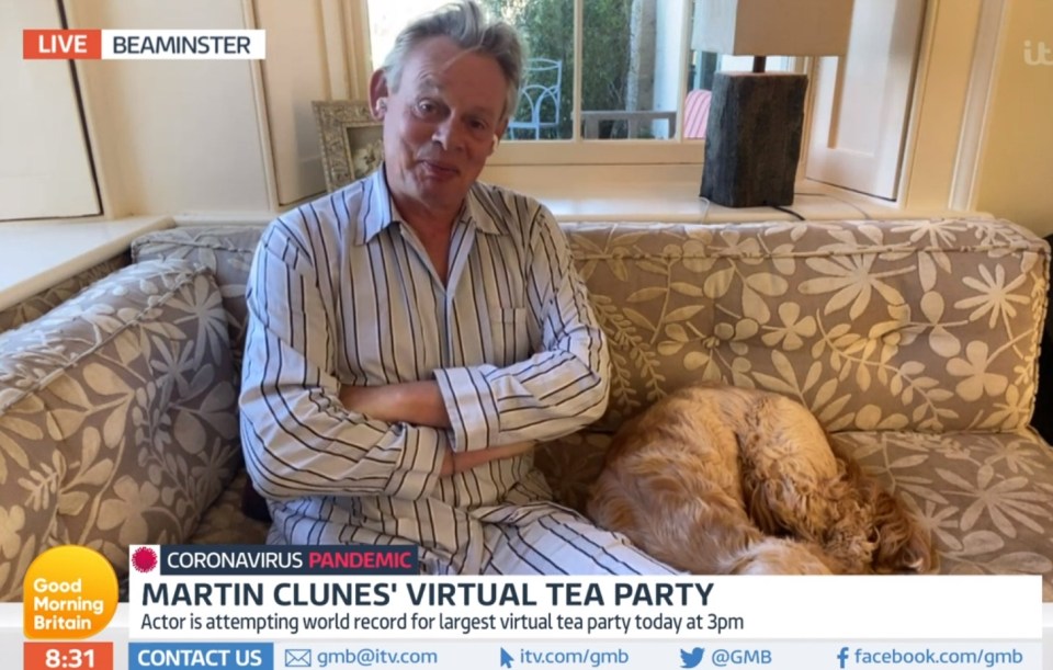  Martin Clunes remained casual for his live TV interview