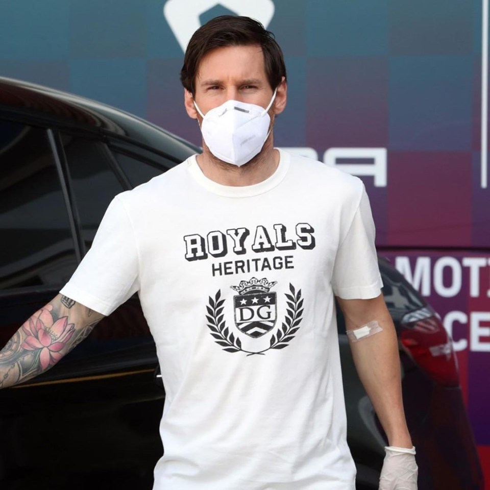  Lionel Messi wore a face mask and gloves on his return to training