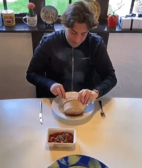  Arg tucks into one of the slimming meals