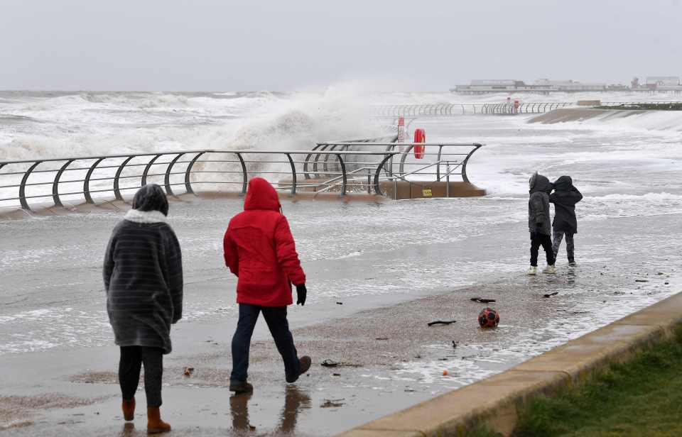  Wind and rain will lash parts of the South West before sunny temperatures come through later this week