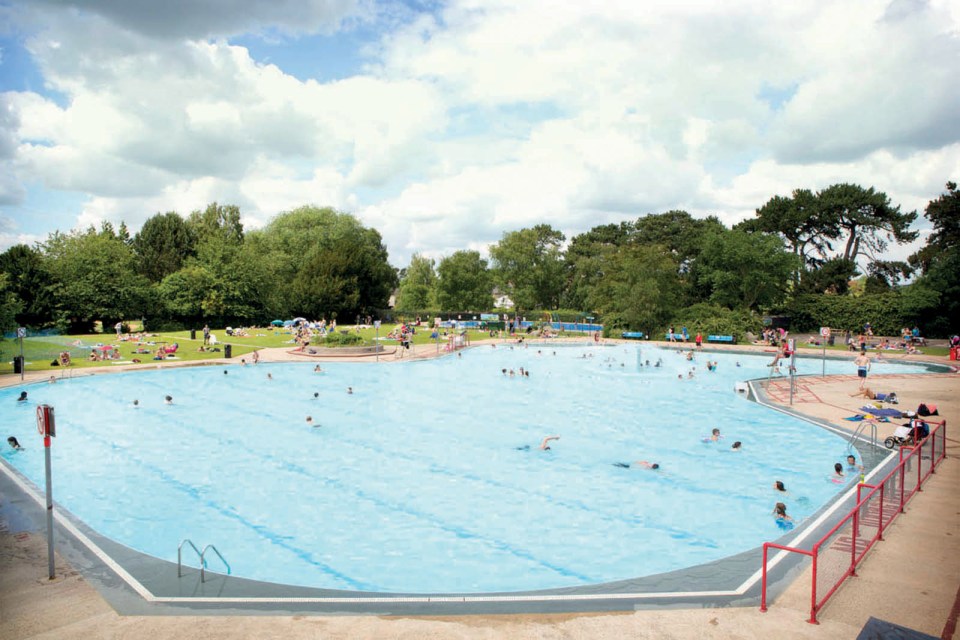 Ten minutes from Oxford city centre is a free-form-shaped pool which began life in 1934 when the city’s waterworks closed