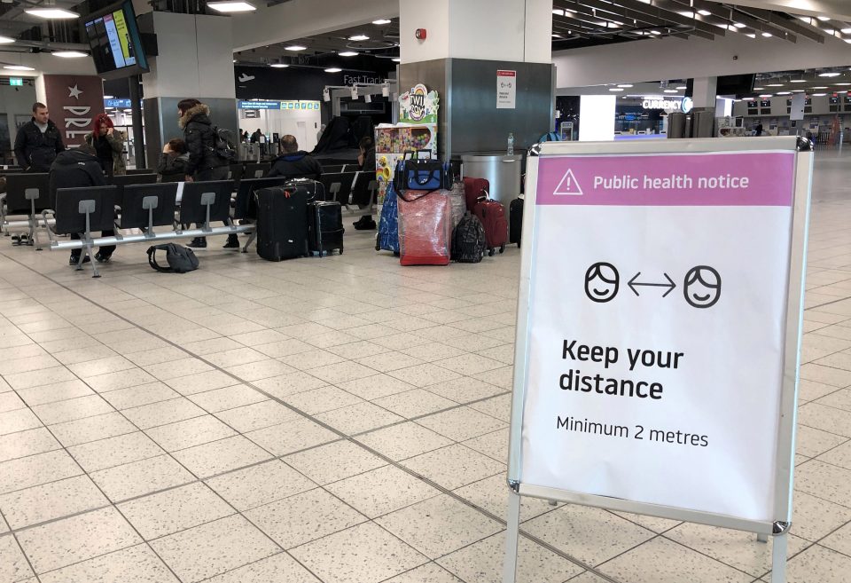  Notices were set up in the airport to keep passengers at a safe distance