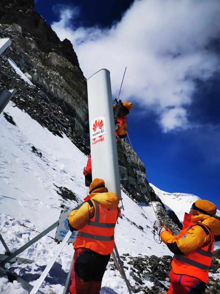  Huawei staff install a 5G communications tower on Mount Everest