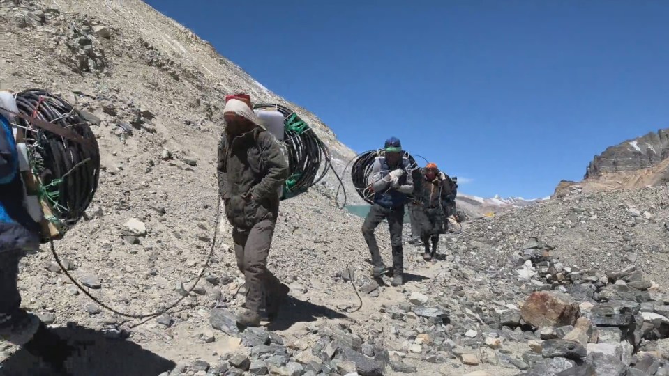  Huawei and China Mobile staff hike to Mount Everest base camp